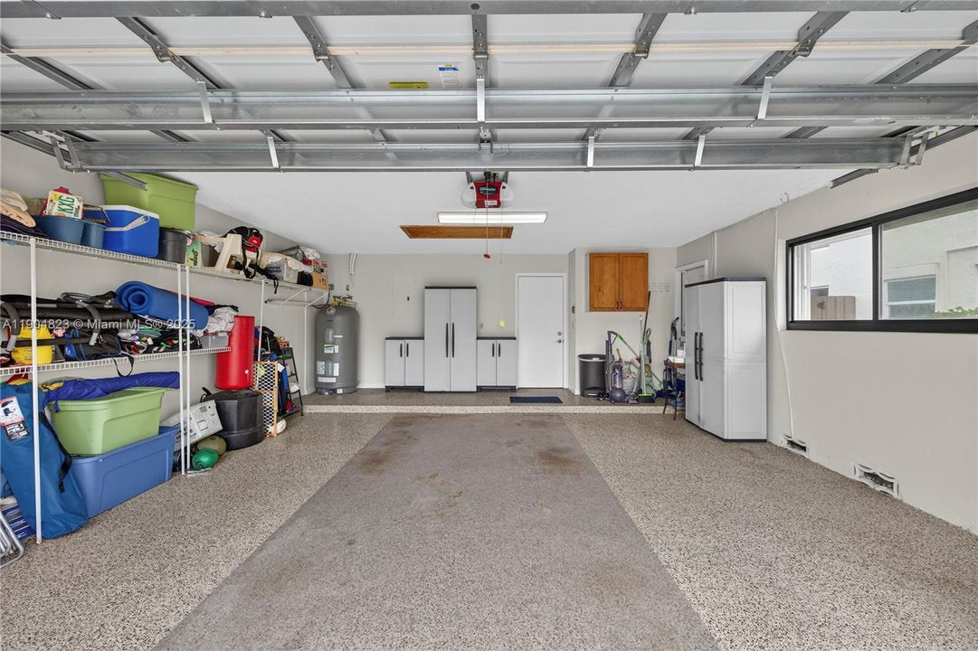 Под контрактом: $1,299,000 (4 спален, 3 ванн, 2555 Квадратных фут)