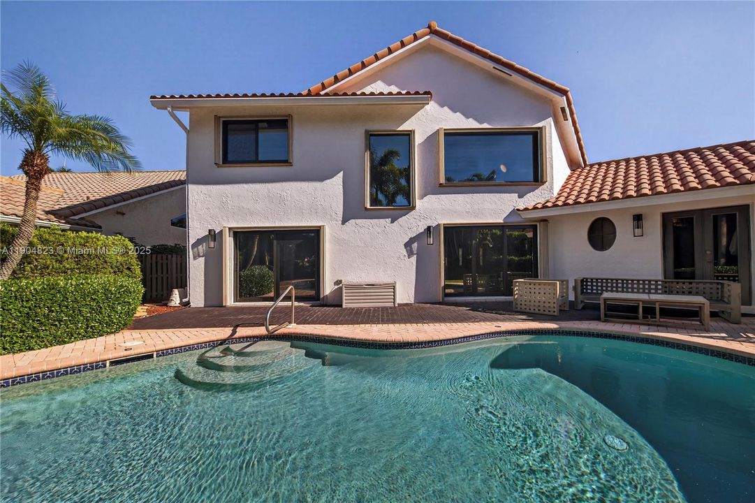 Под контрактом: $1,299,000 (4 спален, 3 ванн, 2555 Квадратных фут)