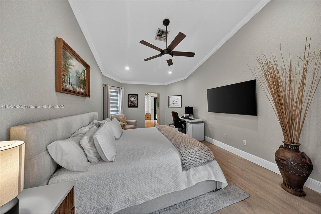 Под контрактом: $1,299,000 (4 спален, 3 ванн, 2555 Квадратных фут)