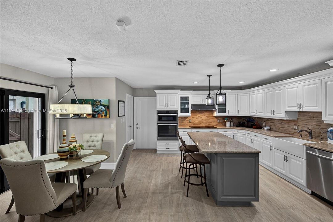 Под контрактом: $1,299,000 (4 спален, 3 ванн, 2555 Квадратных фут)