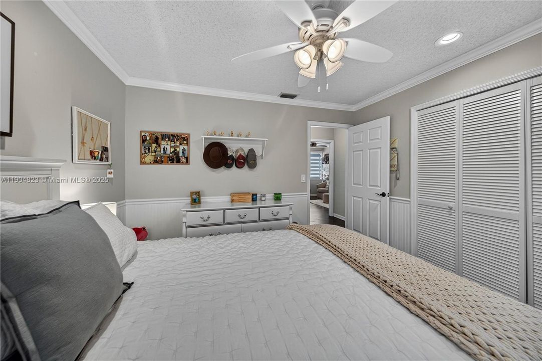 Под контрактом: $1,299,000 (4 спален, 3 ванн, 2555 Квадратных фут)