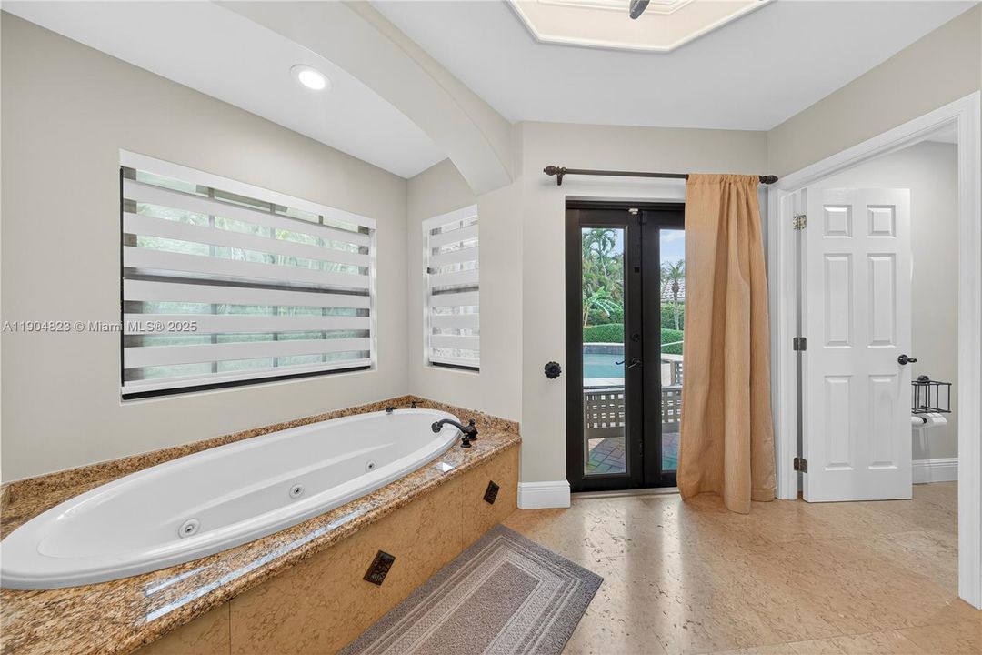 Под контрактом: $1,299,000 (4 спален, 3 ванн, 2555 Квадратных фут)