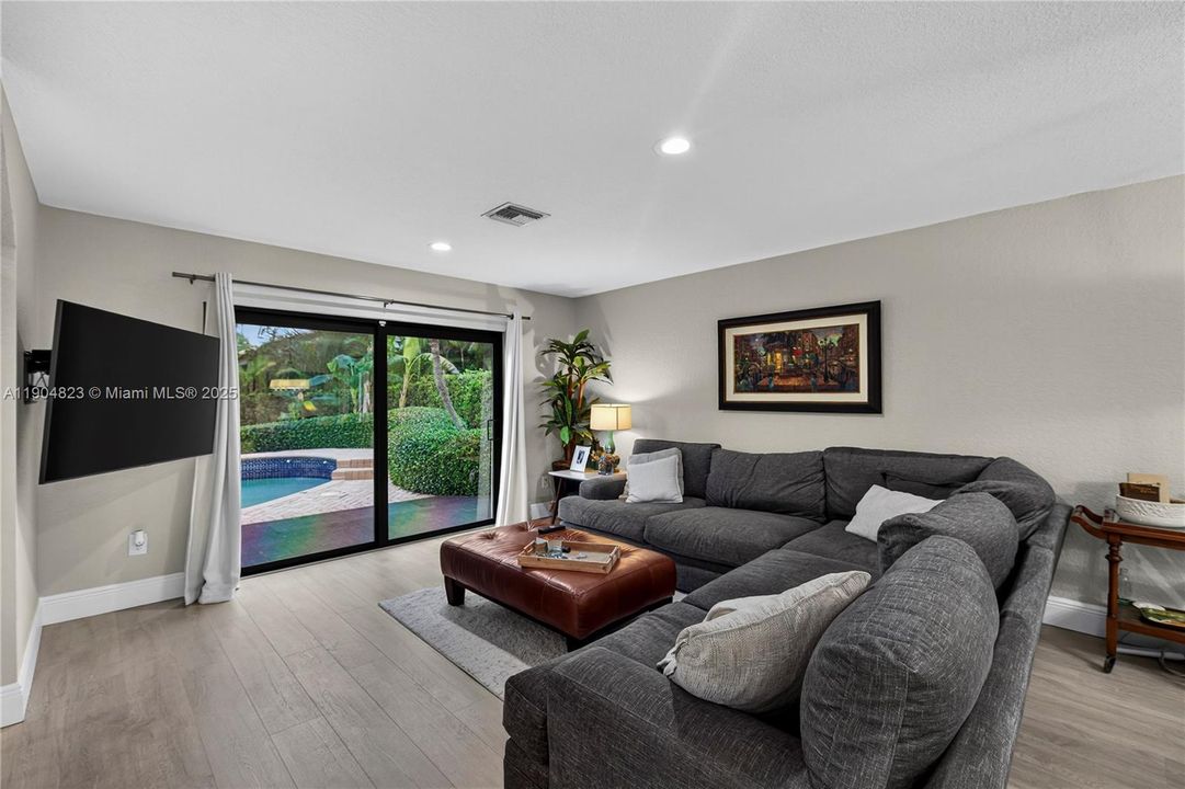 Под контрактом: $1,299,000 (4 спален, 3 ванн, 2555 Квадратных фут)