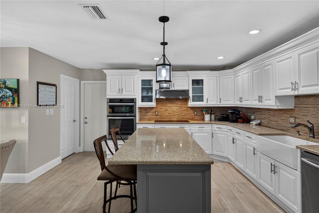 Под контрактом: $1,299,000 (4 спален, 3 ванн, 2555 Квадратных фут)