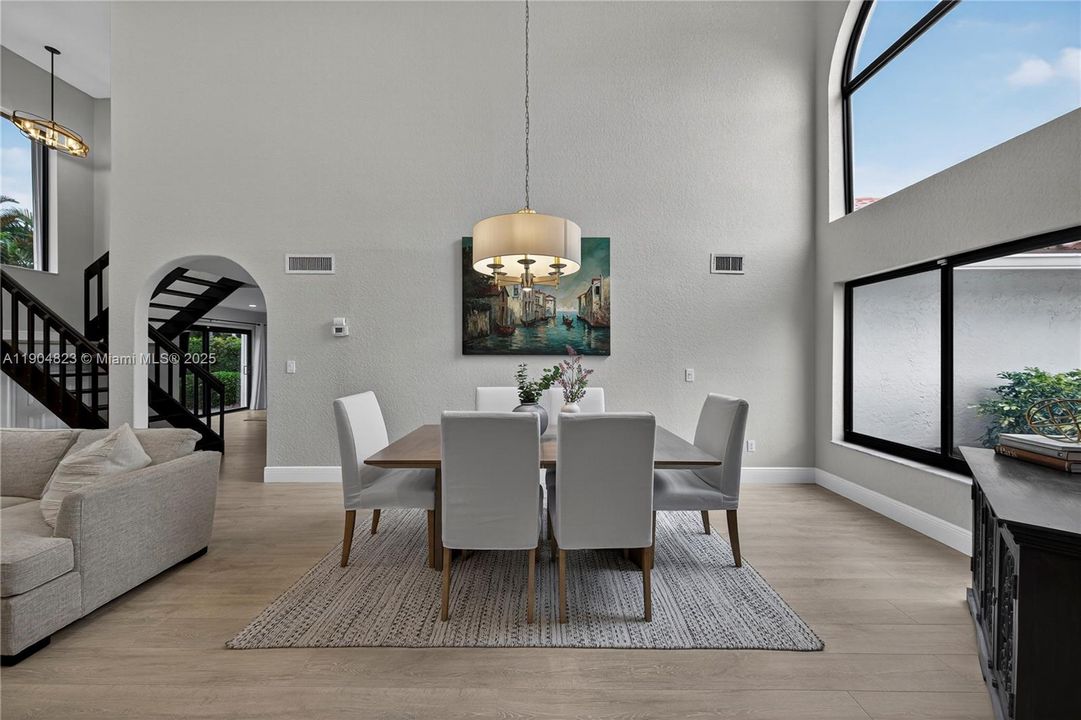 Под контрактом: $1,299,000 (4 спален, 3 ванн, 2555 Квадратных фут)