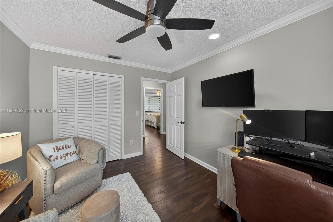 Под контрактом: $1,299,000 (4 спален, 3 ванн, 2555 Квадратных фут)