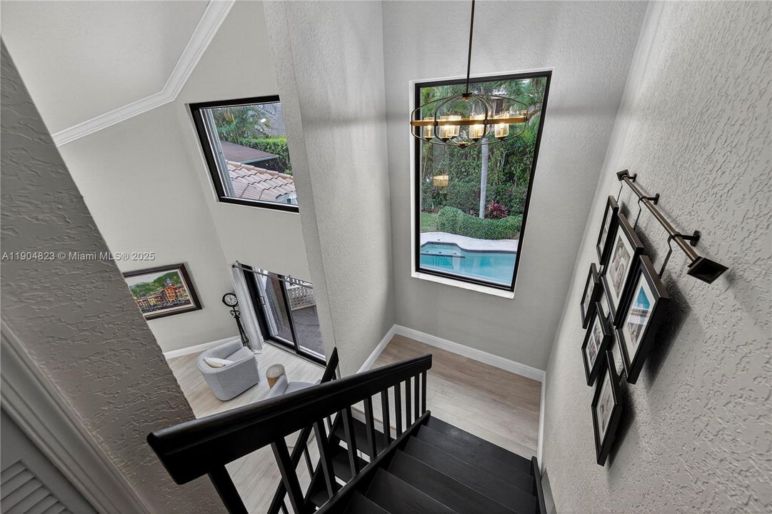 Под контрактом: $1,299,000 (4 спален, 3 ванн, 2555 Квадратных фут)