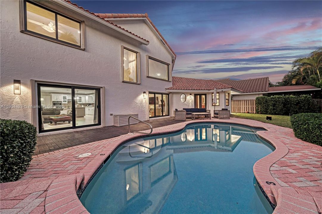 Под контрактом: $1,299,000 (4 спален, 3 ванн, 2555 Квадратных фут)