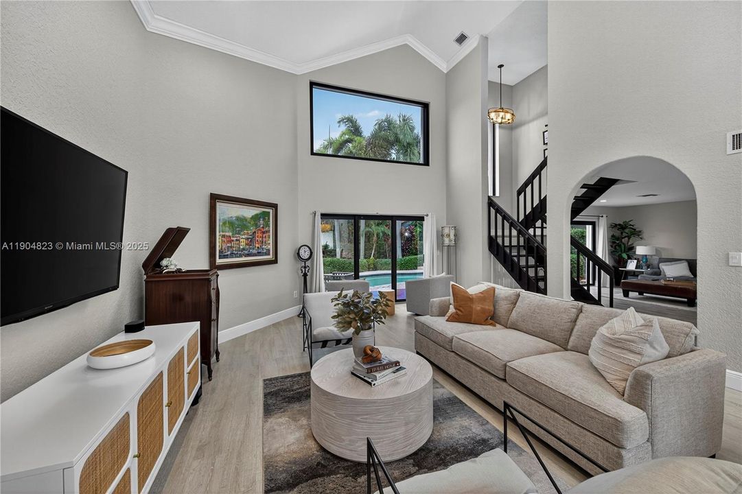 Под контрактом: $1,299,000 (4 спален, 3 ванн, 2555 Квадратных фут)