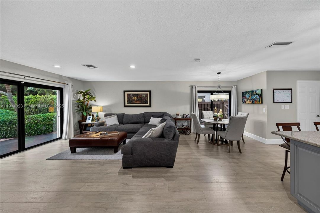 Под контрактом: $1,299,000 (4 спален, 3 ванн, 2555 Квадратных фут)