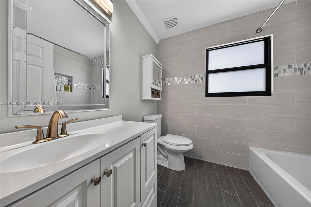 Под контрактом: $1,299,000 (4 спален, 3 ванн, 2555 Квадратных фут)