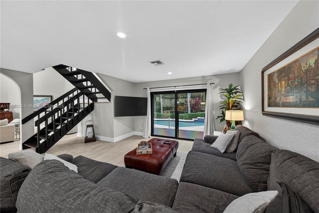 Под контрактом: $1,299,000 (4 спален, 3 ванн, 2555 Квадратных фут)