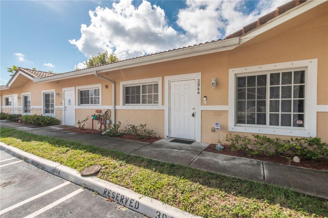 合同活跃: $255,000 (2 贝兹, 2 浴室, 950 平方英尺)