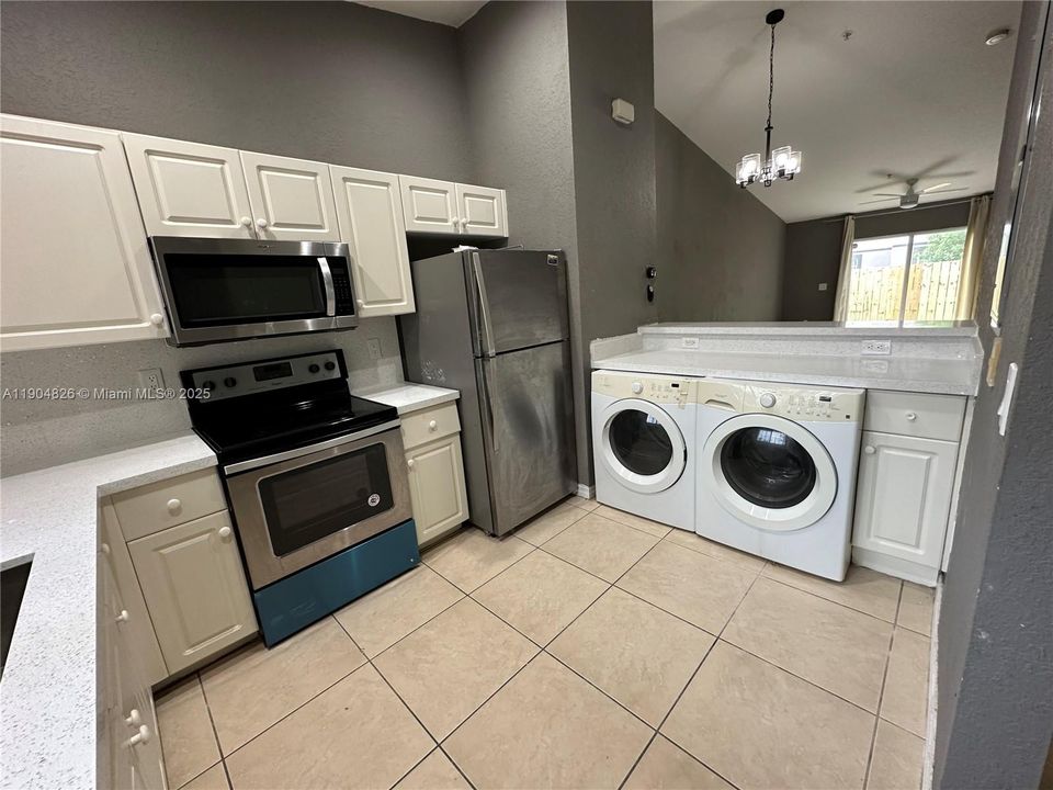 合同活跃: $255,000 (2 贝兹, 2 浴室, 950 平方英尺)