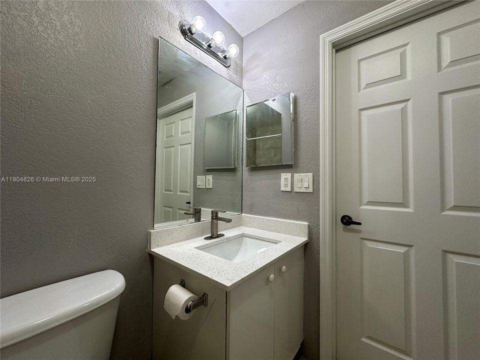 合同活跃: $255,000 (2 贝兹, 2 浴室, 950 平方英尺)