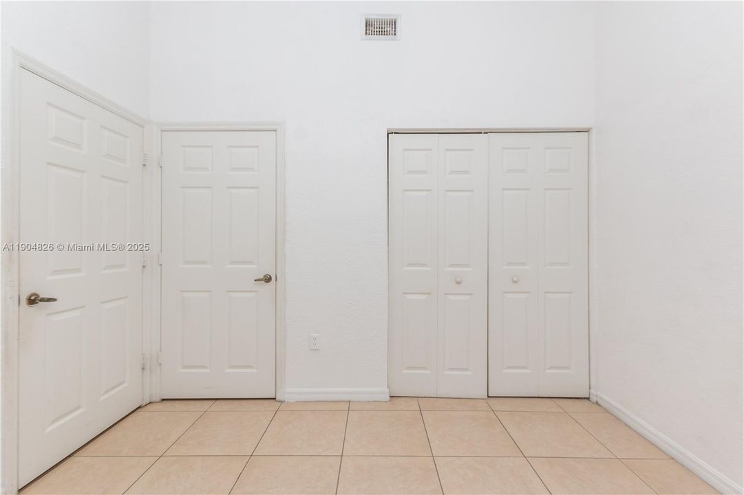 合同活跃: $255,000 (2 贝兹, 2 浴室, 950 平方英尺)