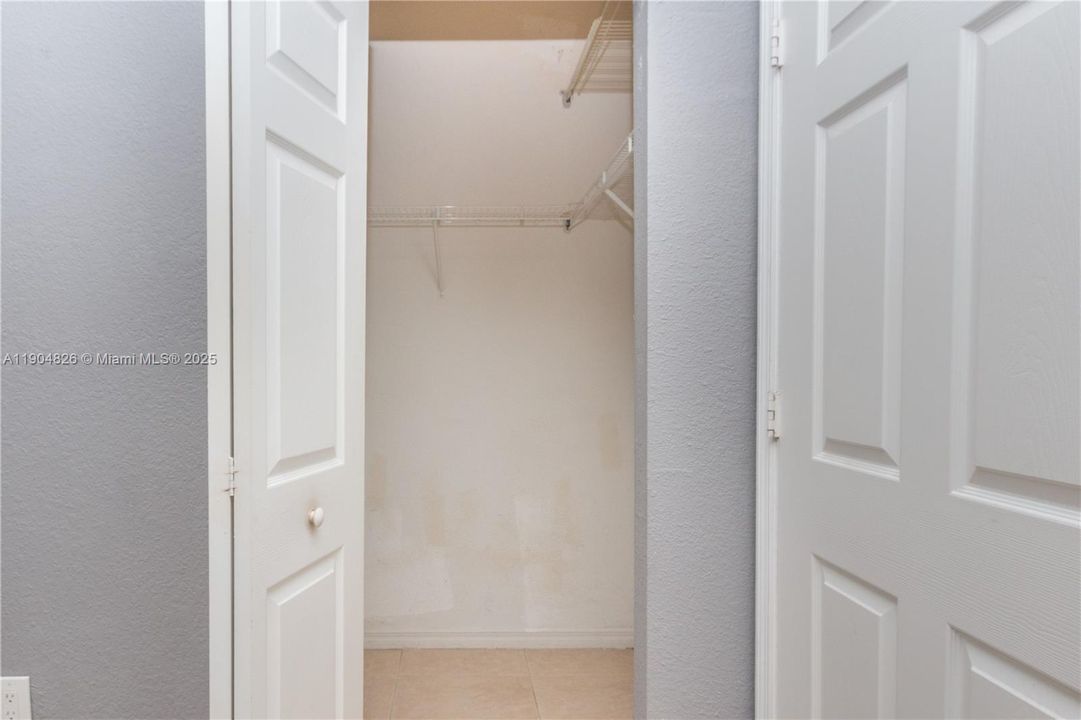 合同活跃: $255,000 (2 贝兹, 2 浴室, 950 平方英尺)