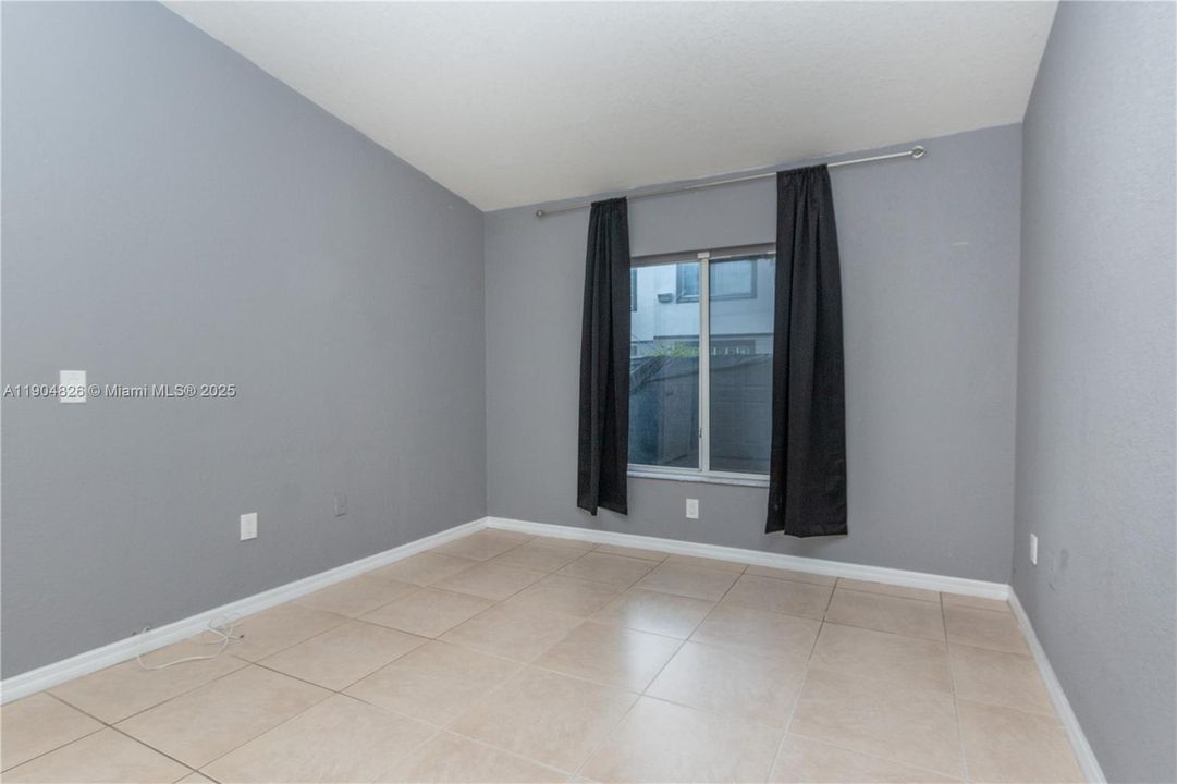 合同活跃: $255,000 (2 贝兹, 2 浴室, 950 平方英尺)