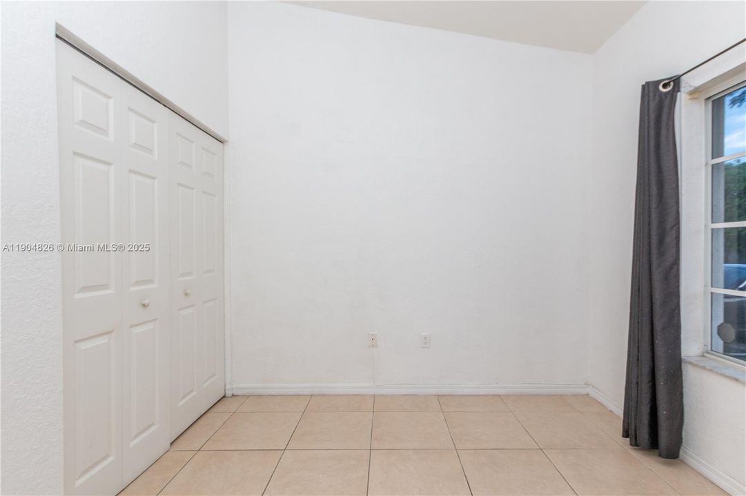 合同活跃: $255,000 (2 贝兹, 2 浴室, 950 平方英尺)