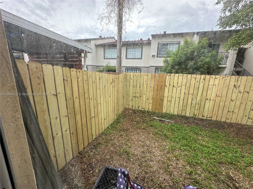 合同活跃: $255,000 (2 贝兹, 2 浴室, 950 平方英尺)