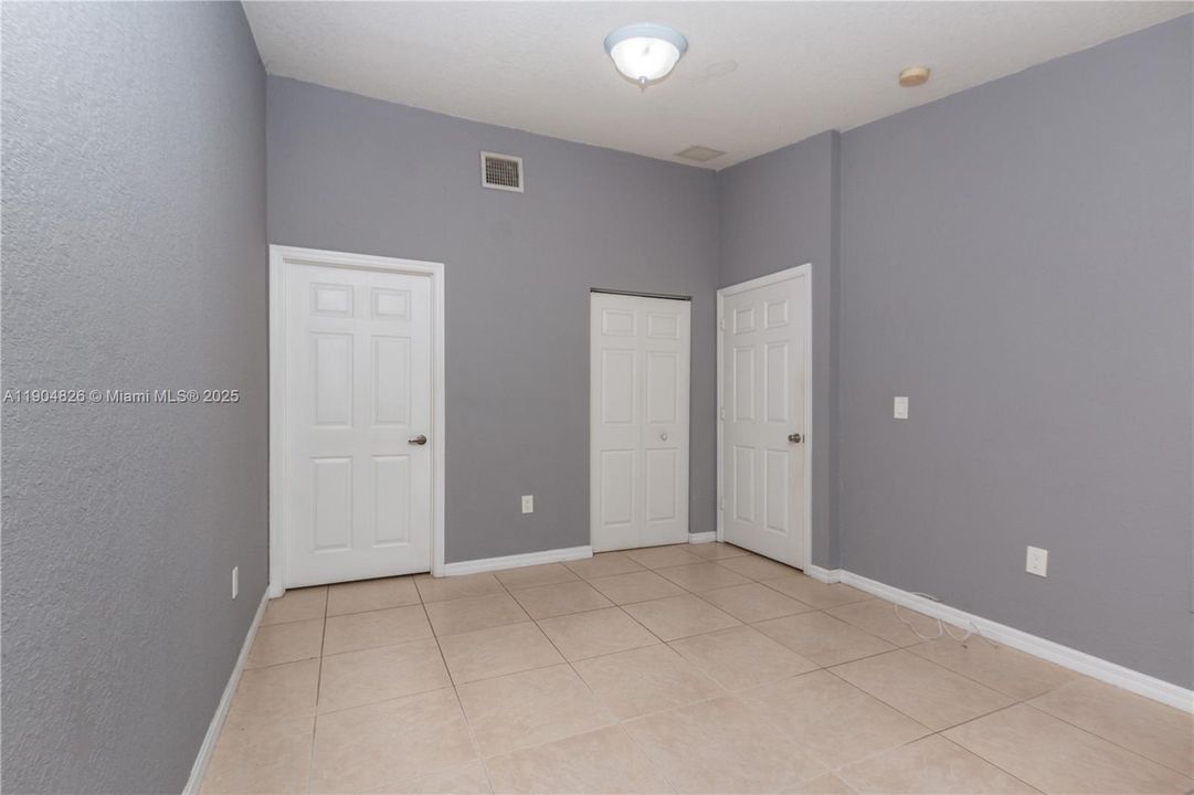 合同活跃: $255,000 (2 贝兹, 2 浴室, 950 平方英尺)