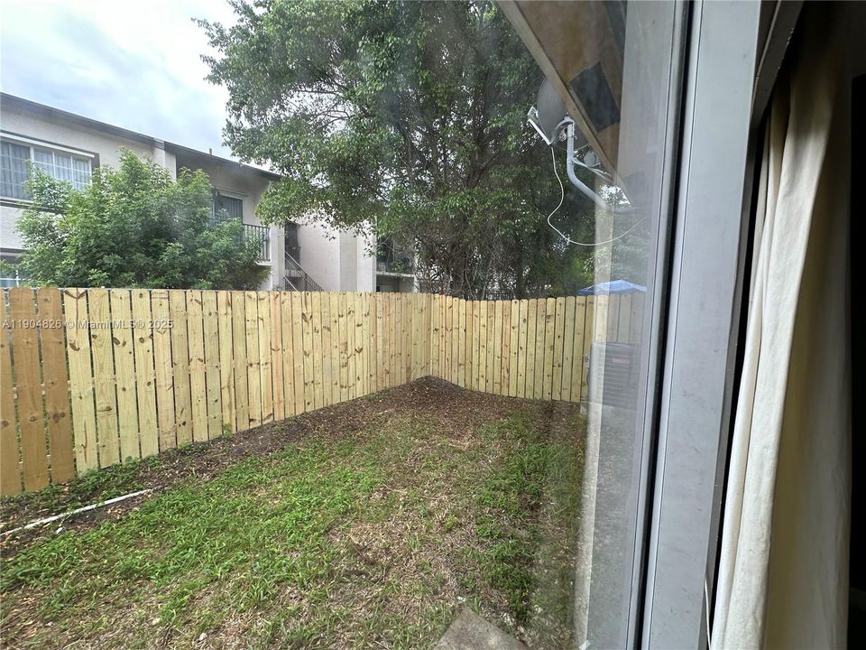 合同活跃: $255,000 (2 贝兹, 2 浴室, 950 平方英尺)