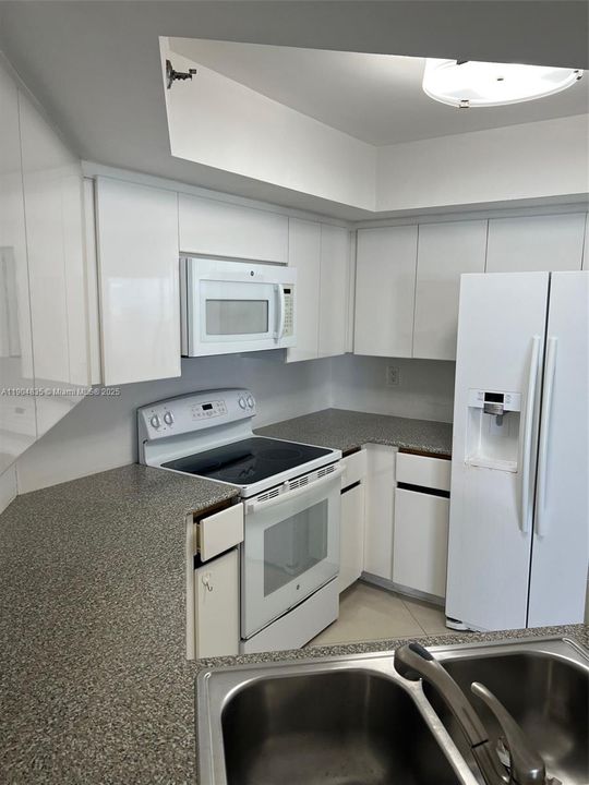 Recently Rented: $3,600 (2 beds, 2 baths, 1180 Square Feet)