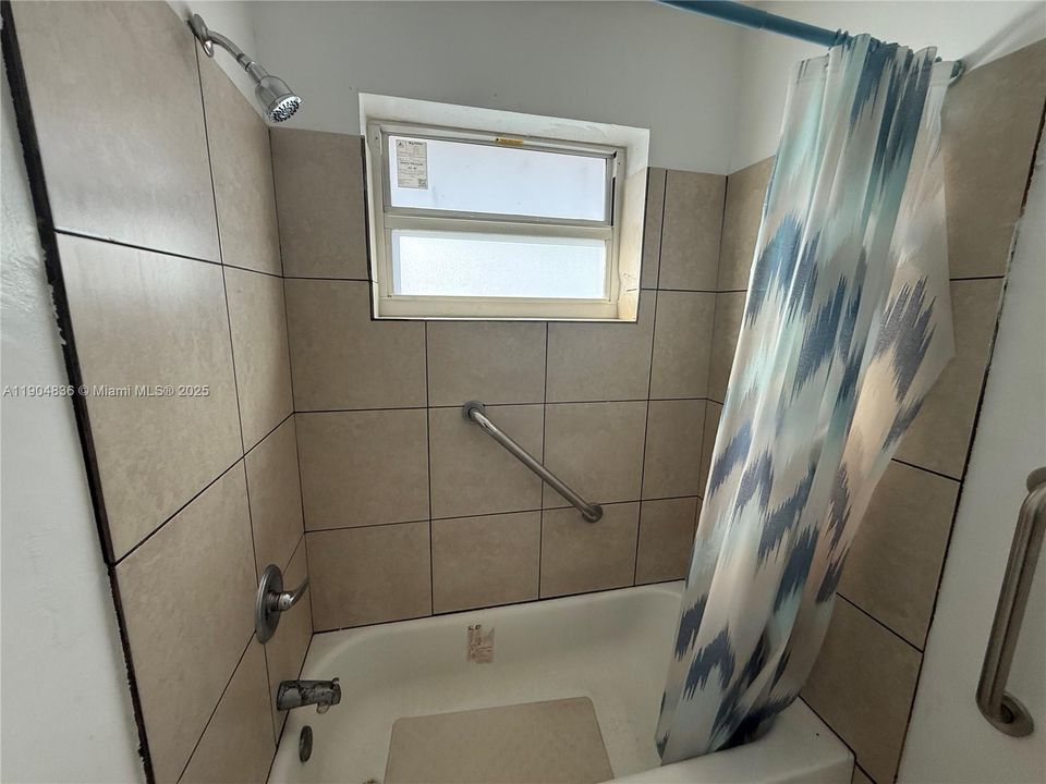 出租: $1,400 (1 贝兹, 1 浴室, 400 平方英尺)