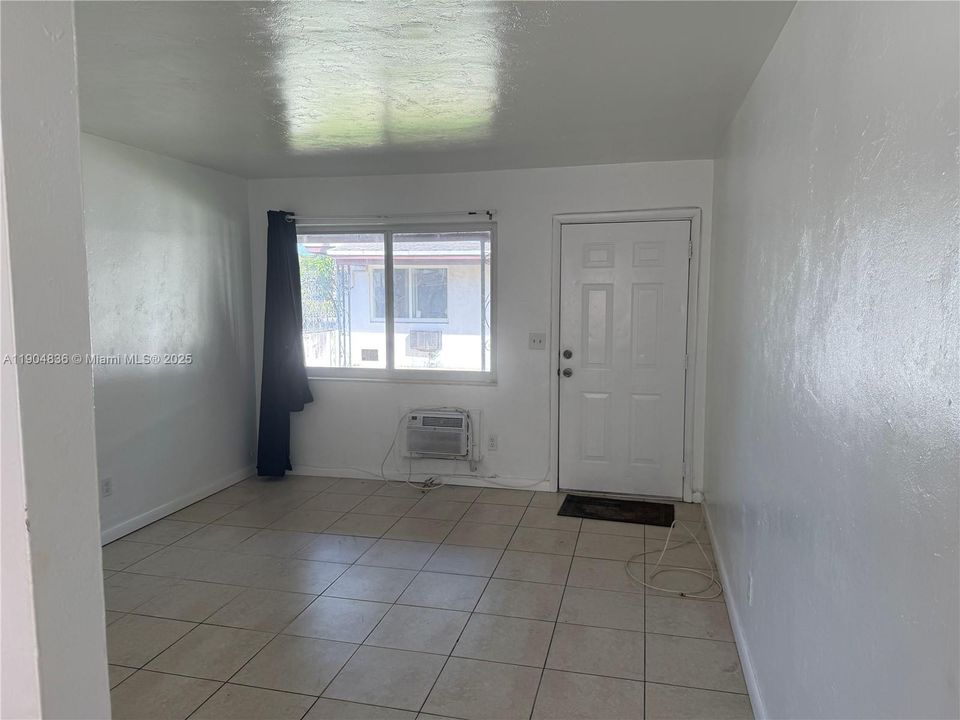 出租: $1,400 (1 贝兹, 1 浴室, 400 平方英尺)