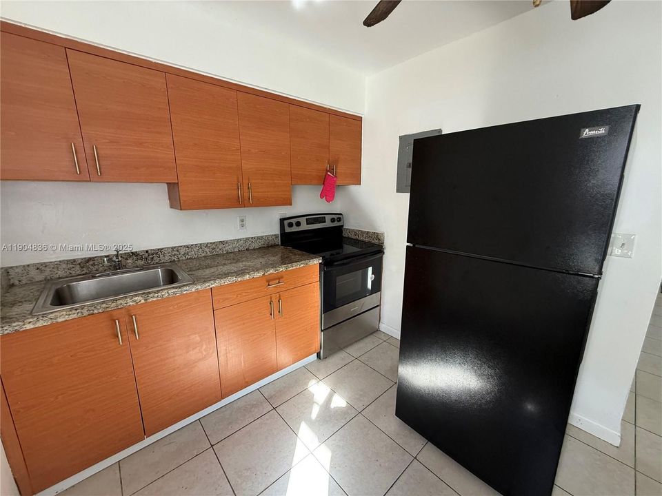 出租: $1,400 (1 贝兹, 1 浴室, 400 平方英尺)