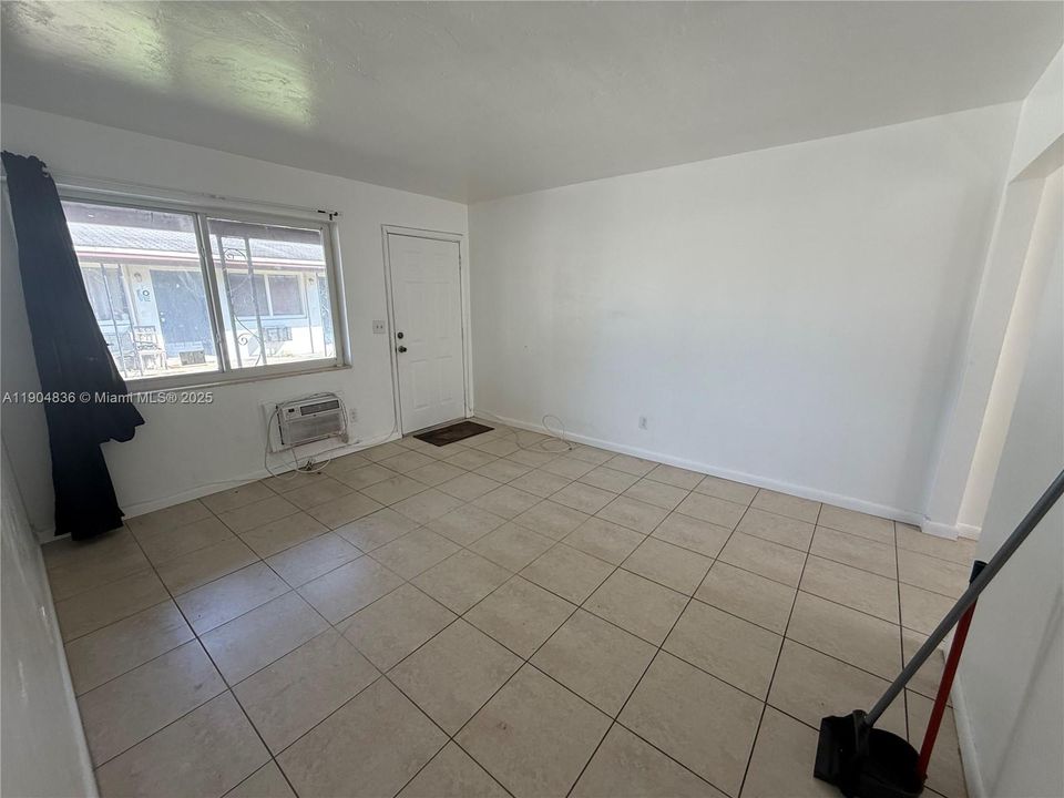 出租: $1,400 (1 贝兹, 1 浴室, 400 平方英尺)