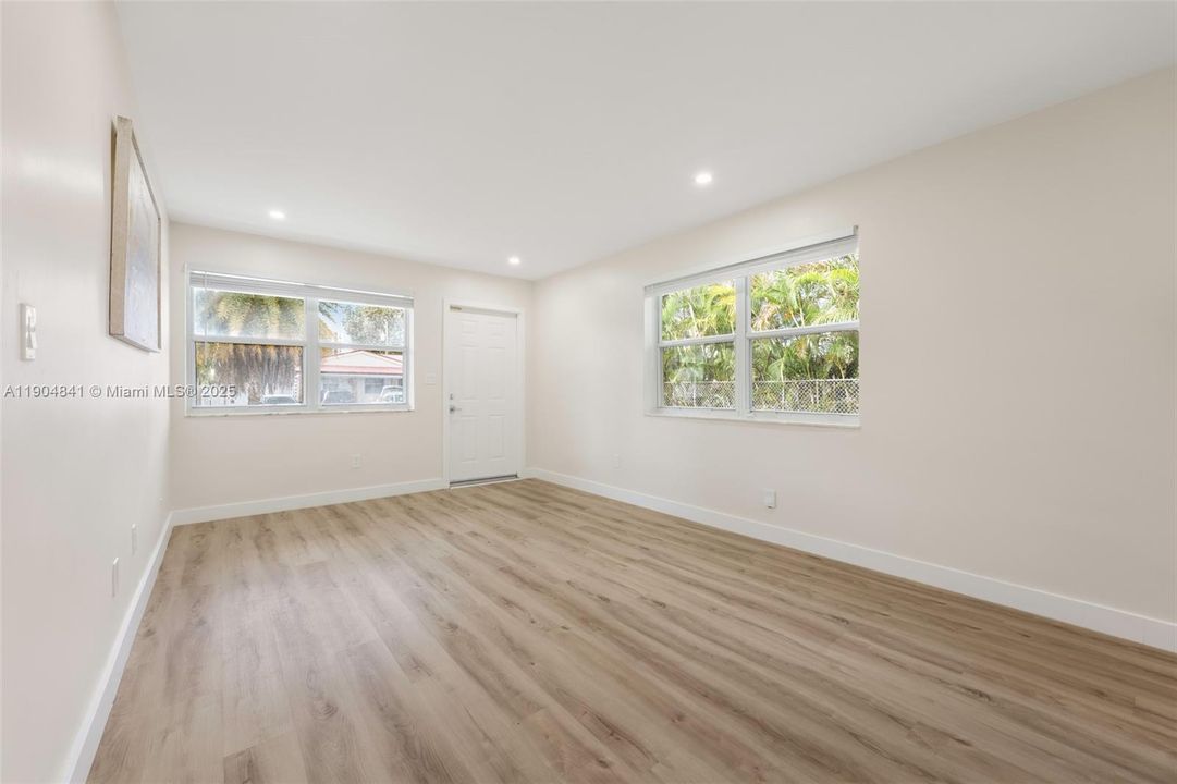 Recently Rented: $2,300 (2 beds, 1 baths, 750 Square Feet)