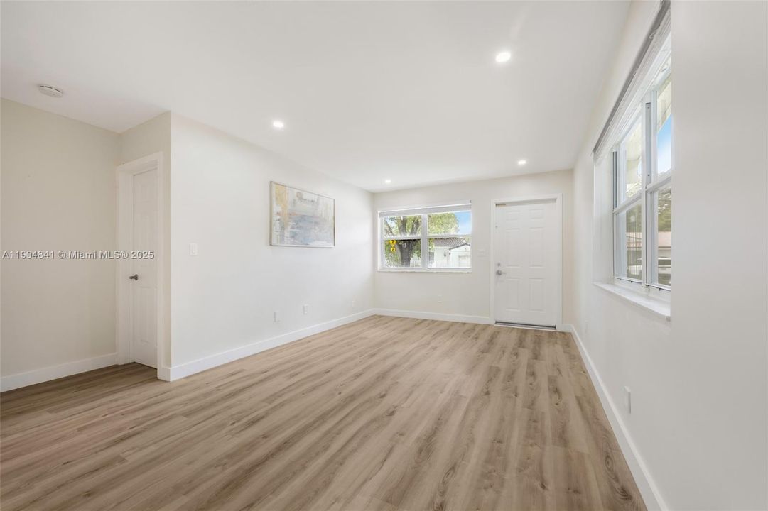 Recently Rented: $2,300 (2 beds, 1 baths, 750 Square Feet)