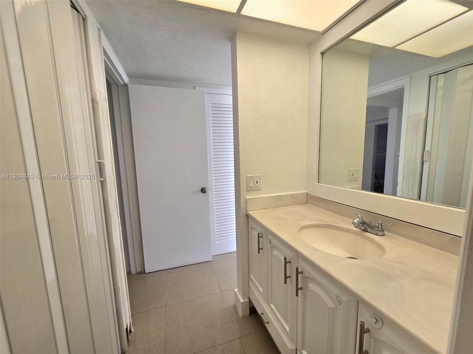 For Sale: $225,000 (2 beds, 2 baths, 750 Square Feet)