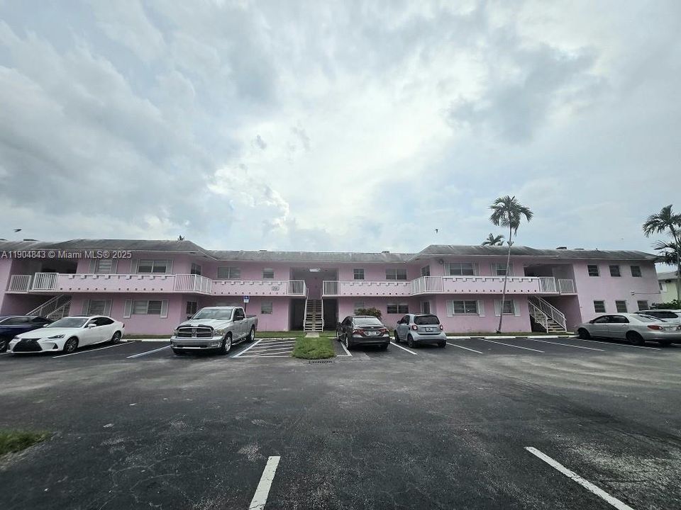 For Sale: $225,000 (2 beds, 2 baths, 750 Square Feet)