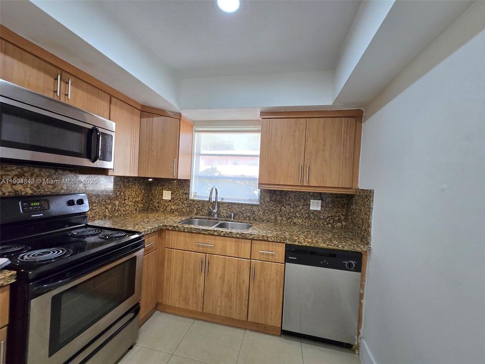 For Sale: $225,000 (2 beds, 2 baths, 750 Square Feet)