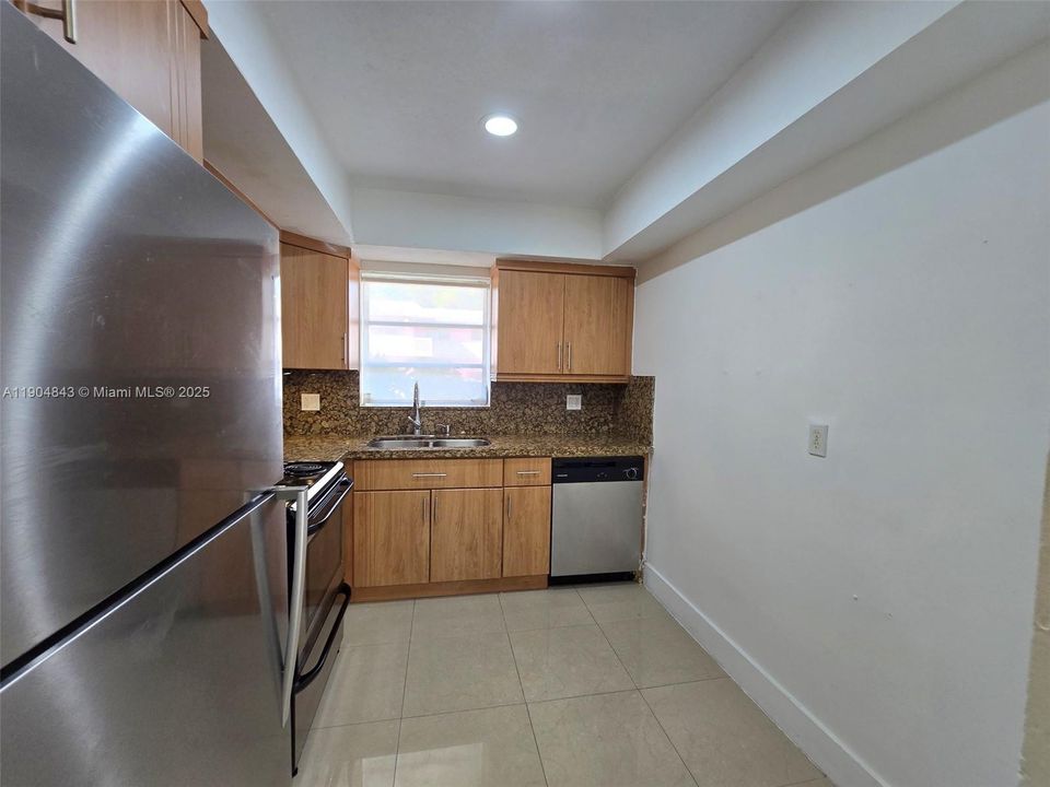 For Sale: $225,000 (2 beds, 2 baths, 750 Square Feet)