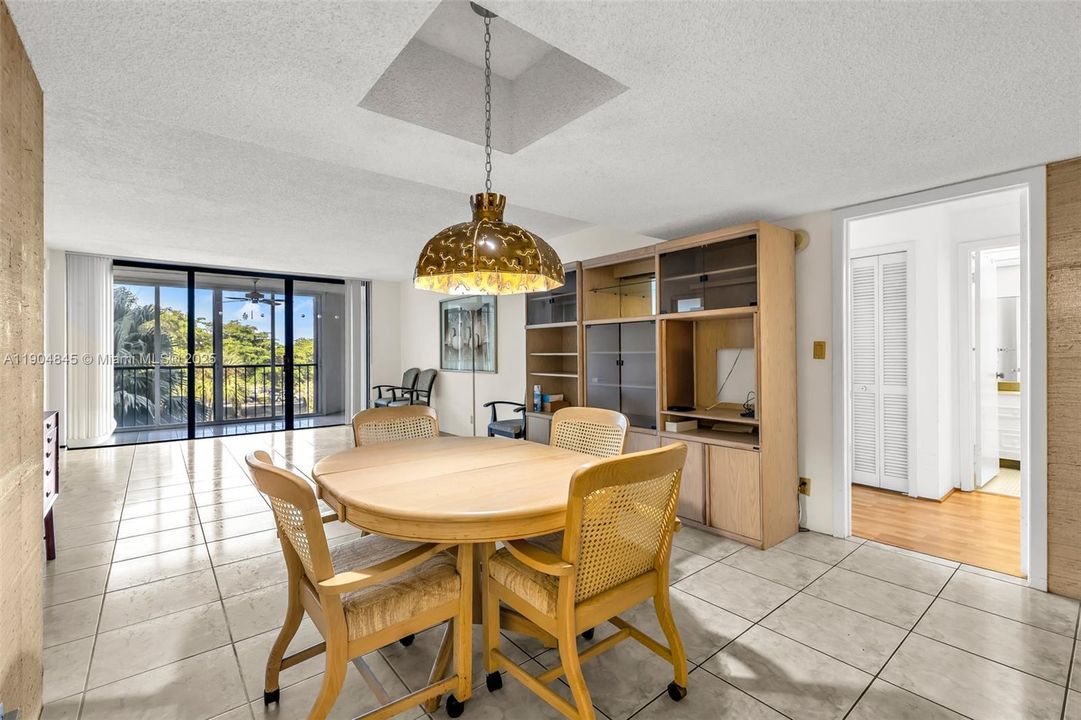 For Sale: $299,000 (2 beds, 2 baths, 1273 Square Feet)