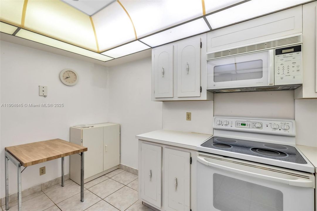 For Sale: $299,000 (2 beds, 2 baths, 1273 Square Feet)