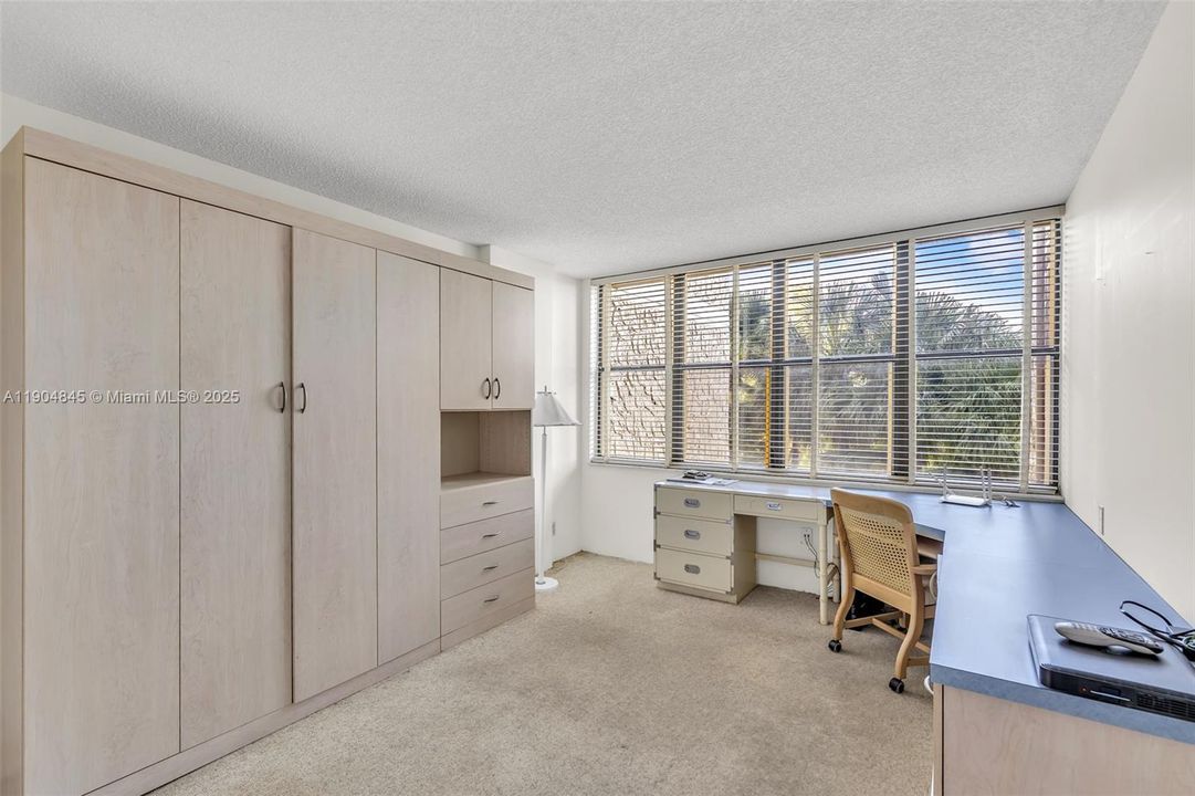 For Sale: $299,000 (2 beds, 2 baths, 1273 Square Feet)