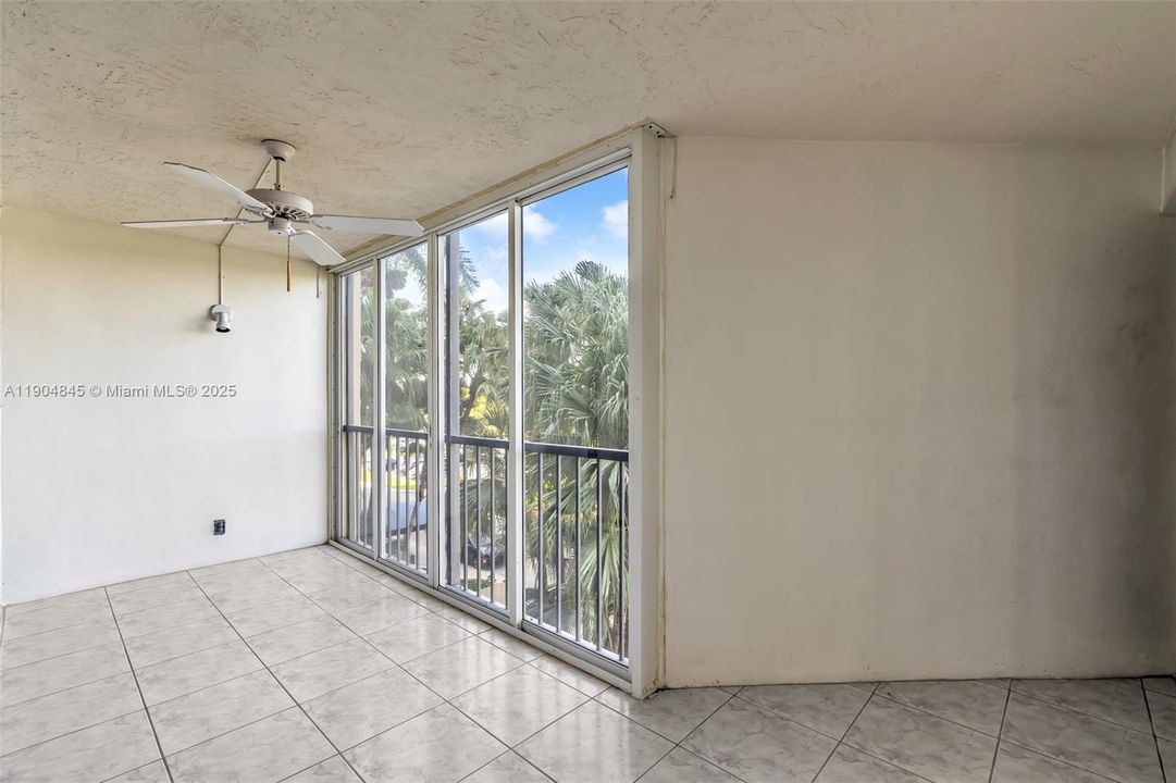 For Sale: $299,000 (2 beds, 2 baths, 1273 Square Feet)