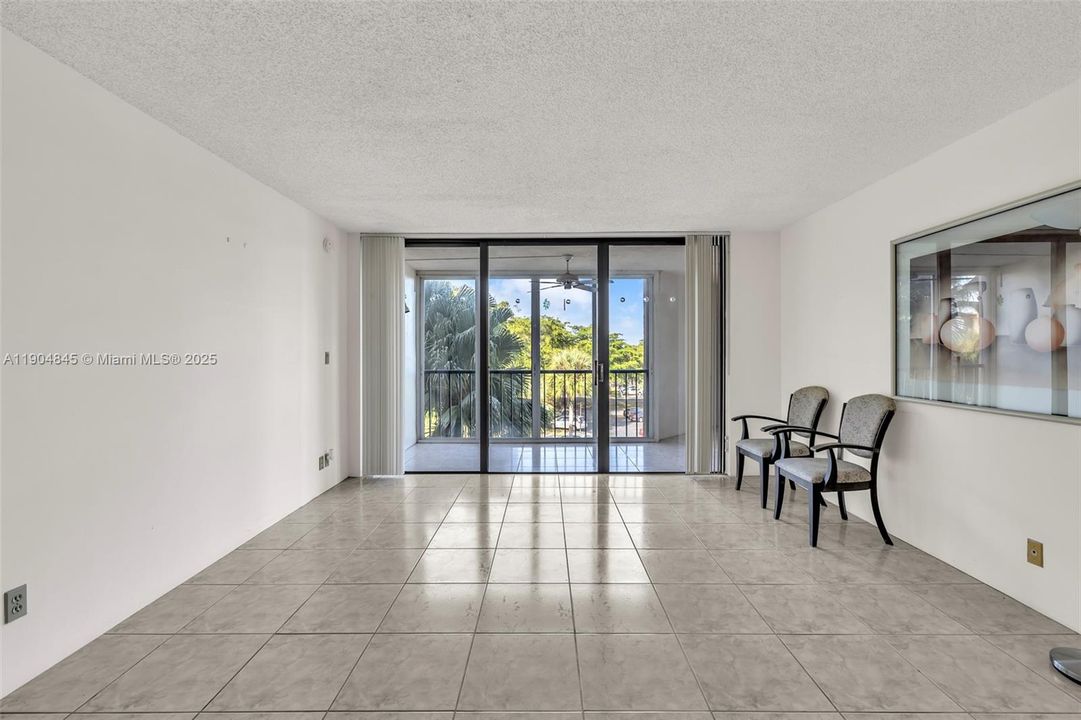 For Sale: $299,000 (2 beds, 2 baths, 1273 Square Feet)