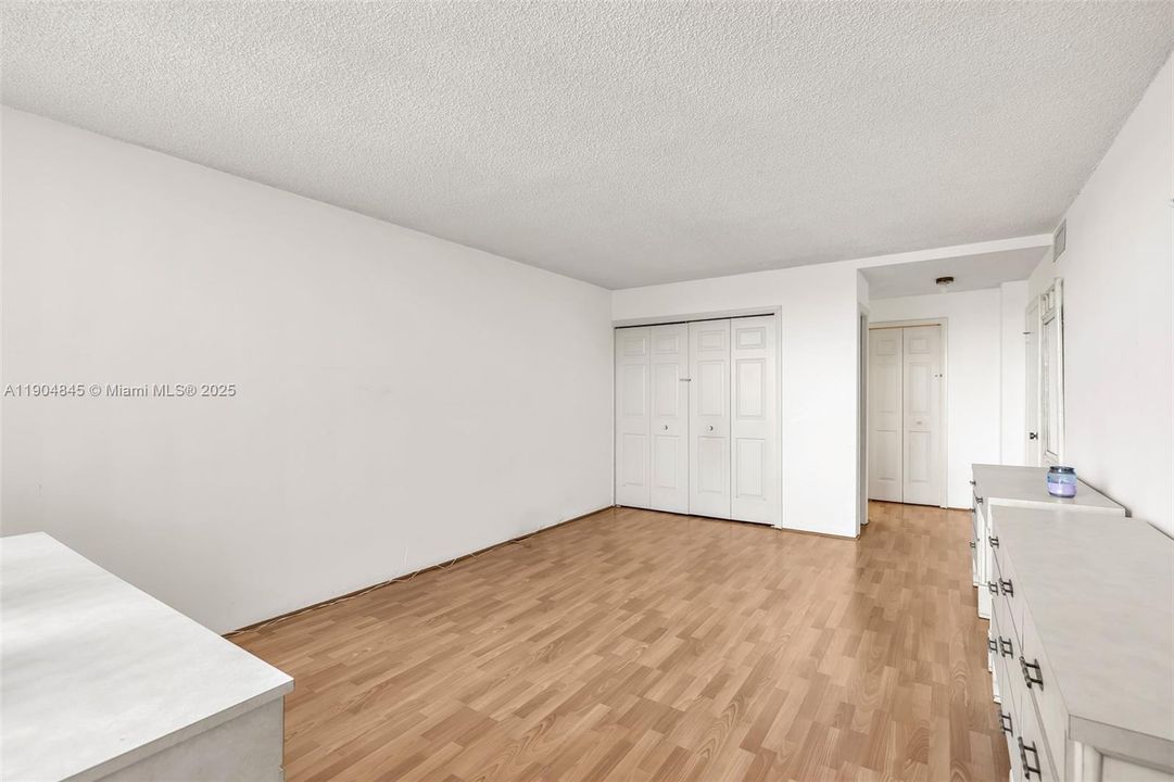 For Sale: $299,000 (2 beds, 2 baths, 1273 Square Feet)