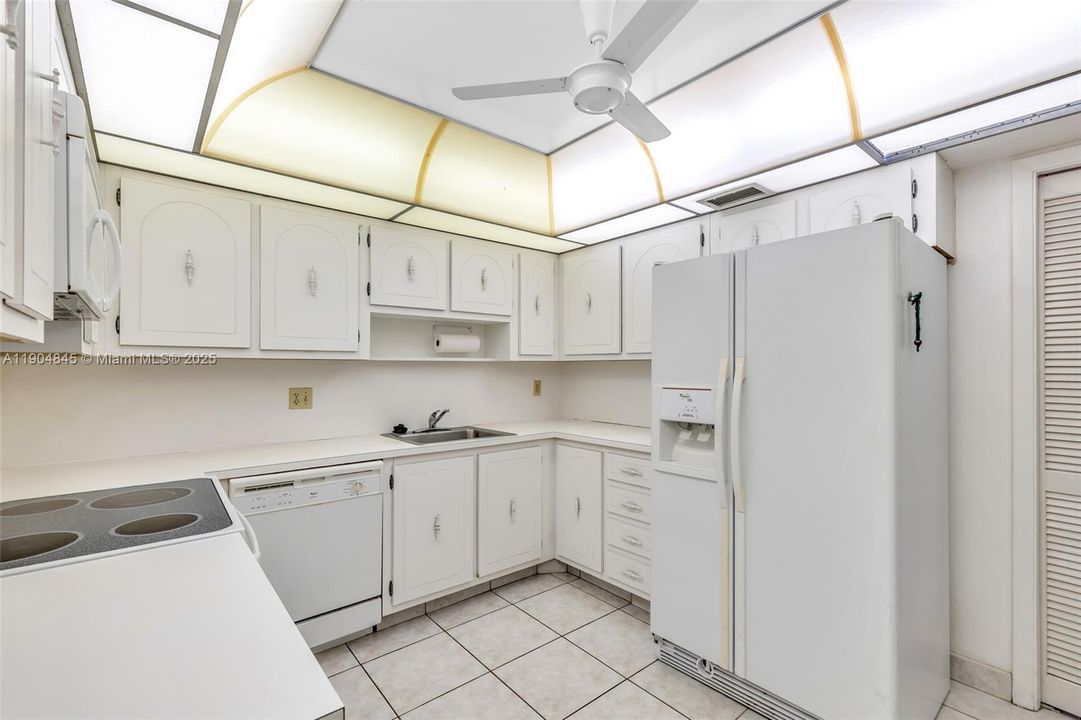 For Sale: $299,000 (2 beds, 2 baths, 1273 Square Feet)