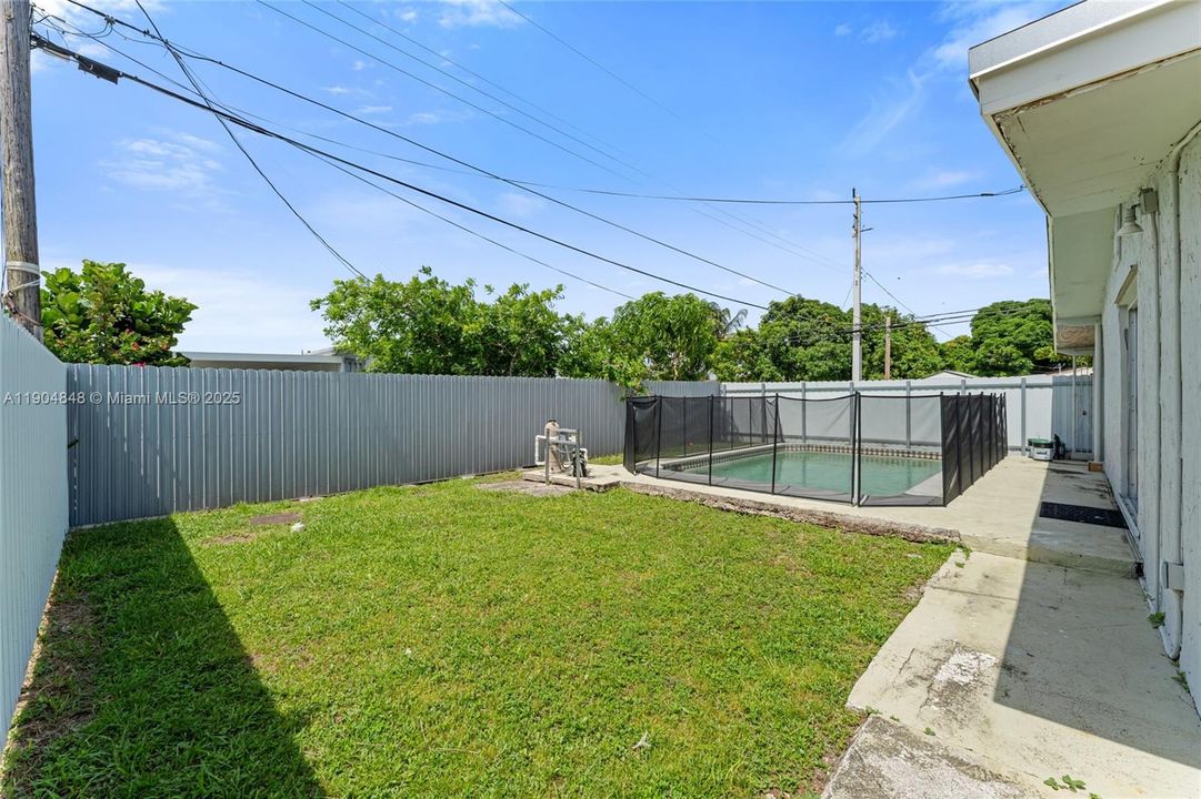 合同活跃: $465,000 (3 贝兹, 2 浴室, 1164 平方英尺)