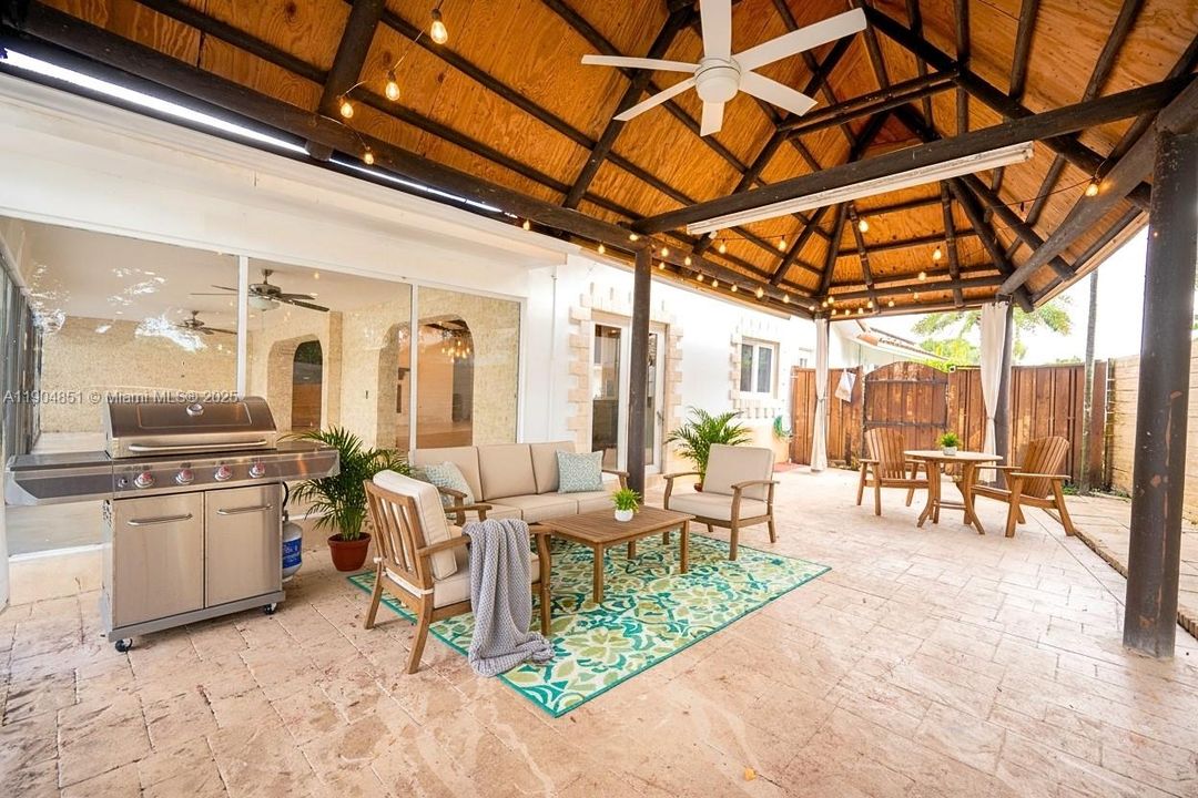 На продажу: $1,185,000 (4 спален, 2 ванн, 2683 Квадратных фут)