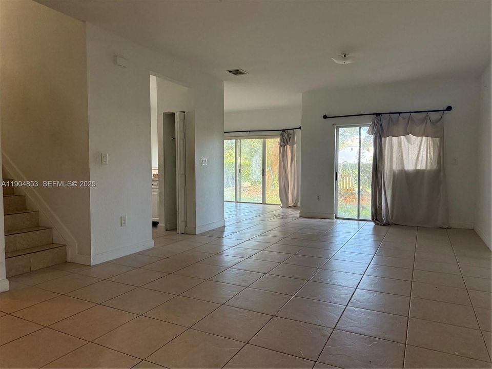 En Venta: $439,000 (4 camas, 2 baños, 1762 Pies cuadrados)