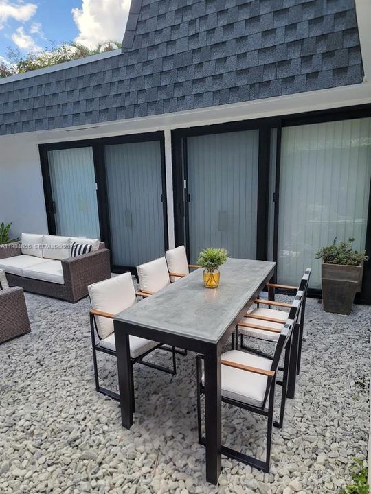 En Venta: $670,000 (2 camas, 2 baños, 1993 Pies cuadrados)