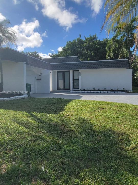 En Venta: $670,000 (2 camas, 2 baños, 1993 Pies cuadrados)