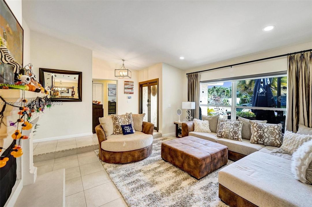 For Sale: $850,000 (4 beds, 3 baths, 2372 Square Feet)